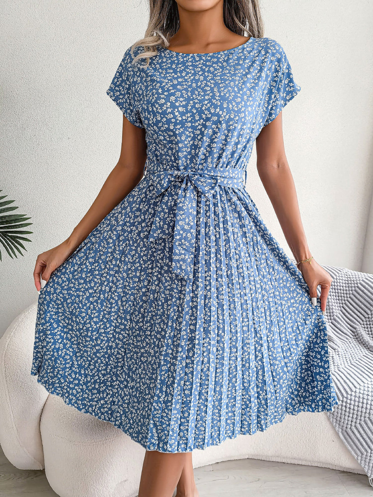 Retro-Chic All-Over Blooms Short Sleeves Floral Pleated Waist Detail Midi Casual Dress