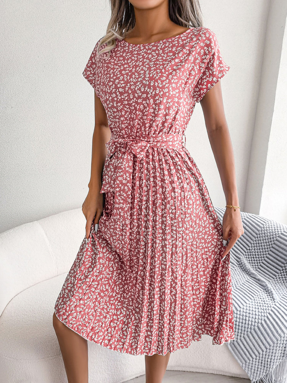 Retro-Chic All-Over Blooms Short Sleeves Floral Pleated Waist Detail Midi Casual Dress