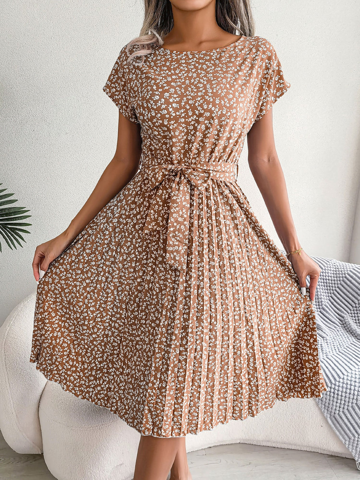 Retro-Chic All-Over Blooms Short Sleeves Floral Pleated Waist Detail Midi Casual Dress