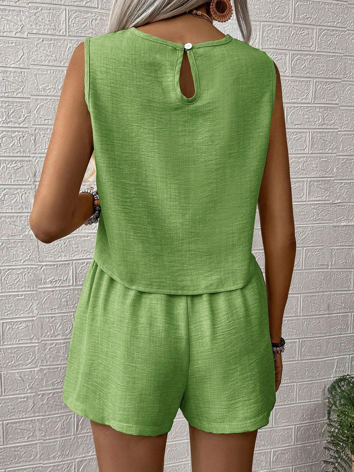 2 Pieces Solid Color Sleeveless Round Neck Top & Shorts Set